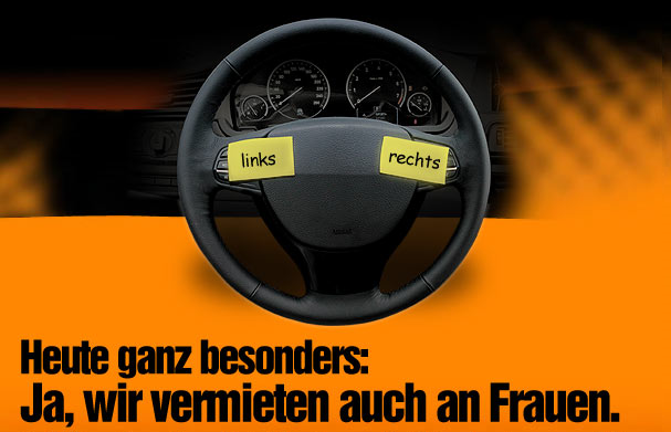 Das Bild ist eine Werbeanzeige des Autoverleihers Sixt. Es zeigt das Lenkrad eines Autos. Auf das Lenkrad wurden zwei Zettel geklebt, mit dem Hinweis, wo links und rechts ist. Der Text dazu lautet: Ja, wir vermieten auch an Frauen.
