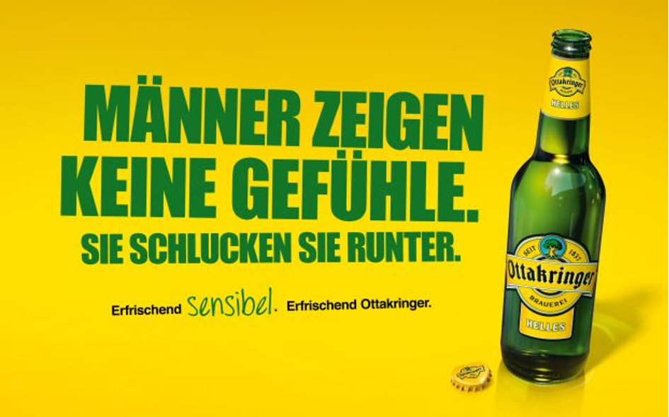 Zu sehen ist eine Kampagne der Ottakringer Brauerei aus Österreich. Die gesamte Aufmachung wird von einem gelben Hintergrund dominiert, während die Schrift dunkelgrün gehalten ist. Am rechten Bildrand steht eine geöffnete Flasche des Bieres, links daneben prangt, etwas angeschrägt, der grüne Schriftzug in Großbuchstaben: „Männer zeigen keine Gefühle. Sie schlucken sie runter.“ Zuletzt folgt der Werbespruch in kleinerer, schwarzer Schrift: „Erfrischend sensibel. Erfrischend Ottakringer.“ Das Wort sensibel ist dabei in einer Art Handschrift gehalten und trägt dasselbe grün wie der restliche Text.
