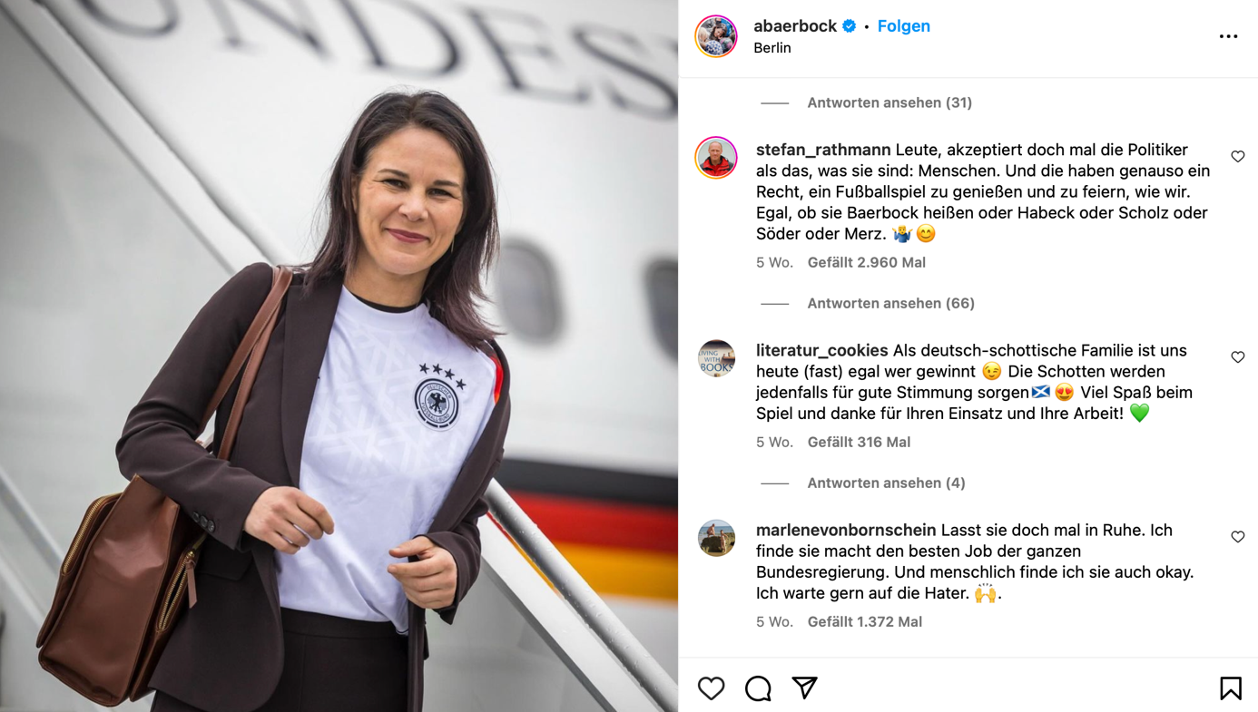 Ein Bild, das Text, Kleidung, Menschliches Gesicht, Lächeln enthält.

Automatisch generierte Beschreibung